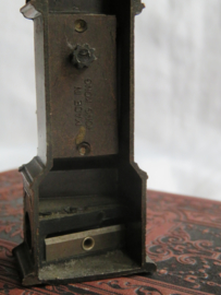 VERKOCHT Miniatuur bronsmetalen staande klok (puntenslijper)