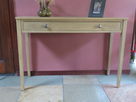 VERKOCHT Brocante okergele sidetable wandtafel, 100 cm breed