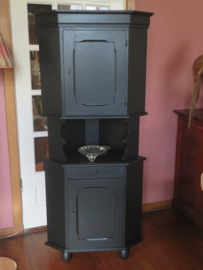 Brocante zwarte hoekkast