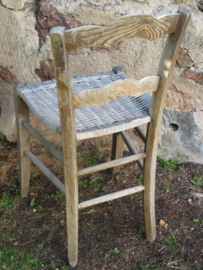 VERKOCHT Oud vergrijsd houten stoeltje met biezen zitting