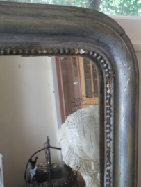VERKOCHT Antieke Franse schouwspiegel in zilverkleurige gips lijst, 61x47 cm