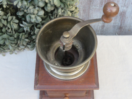 Oude houten koffiemolen