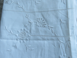 VERKOCHT Oud Frans linnen laken geborduurd met monogram - 320 x 240 cm