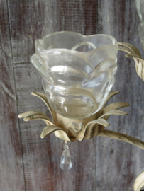 VERKOCHT Brocante Franse creme metalen kandelaar met glazen waxinehouders