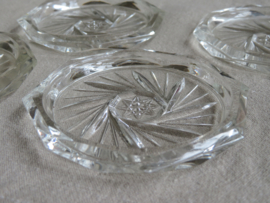 Oude geslepen glazen onderzetters - 9 cm (prijs per stuk)
