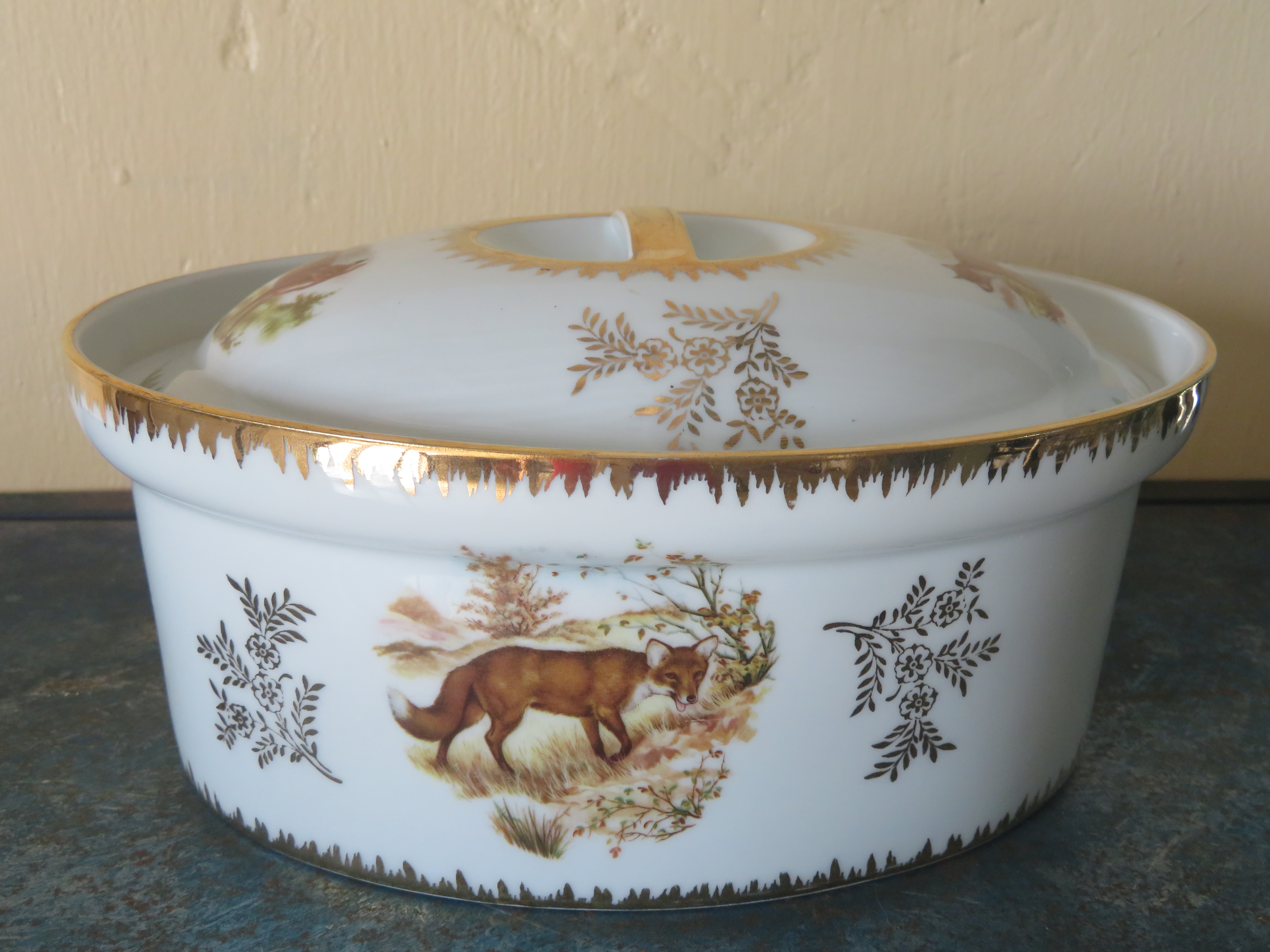 Oude Franse porseleinen terrine met wilddecor - ovenvast met deksel