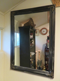 VERKOCHT Brocante spiegel in zwarte houten lijst - 105 x 74 cm