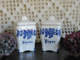 VERKOCHT Brocante aardewerk kruidenpotjes wit en blauw (2 stuks)