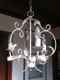 VERKOCHT Brocante Franse écru metalen hanglamp, 3-lichts