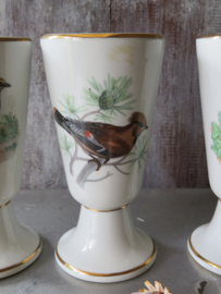 VERKOCHT Franse porseleinen koffiebekers op voet met vogeldecor - set van 3 stuks