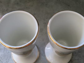 VERKOCHT Franse porseleinen koffiebekers op voet met gevogeltedecor, set van 2