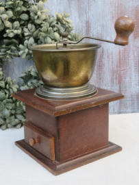 Oude houten koffiemolen