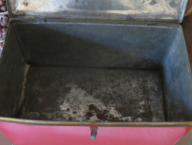 VERKOCHT Oud rood beschuitblik met goudopdruk