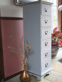 VERKOCHT Hoge teakhouten ladenkast, handgemaakt, greywash