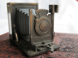 VERKOCHT Miniatuur bronsmetalen camera (puntenslijper)