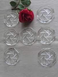 Oude geslepen glazen onderzetters - 9 cm (prijs per stuk)