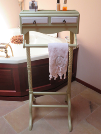 verkocht * Brocante staand houten badkamerrek handdoekenrek
