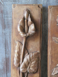 VERKOCHT Brocante stenen wandornament wanddecoratie met bloemen - set van 2