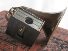 VERKOCHT Miniatuur bronsmetalen oude grammofoon (puntenslijper)