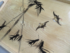 Vintage bamboe dienblad met vogels
