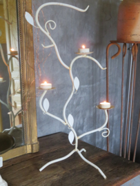 VERKOCHT Brocante Franse witte metalen kandelaar, 66 cm hoog