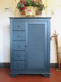 VERKOCHT Brocante blauwe houten spekkast meidenkast