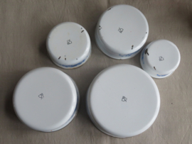Oude witte emaille nestschalen uit de DDR- set van 5