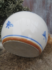 Oude aardewerk vaas bolvaas wit en blauw handgeschilderd - 14 cm