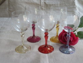 VERKOCHT Oude Franse kristallen wijnglazen op gekleurde voet - set van 5 stuks