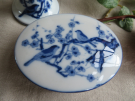 VERKOCHT Brocante wit en blauw porseleinen dekseldoosje sieradendoosje