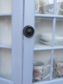 VERKOCHT Oud houten lavendelblauw vitrinekastje
