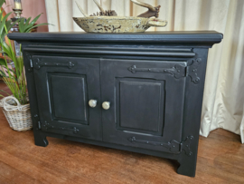Brocante zwarte kast met uitschuifbaar plateau