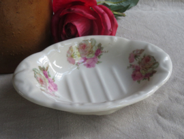 VERKOCHT Oud aardewerk zeepbakje met roze roosjes