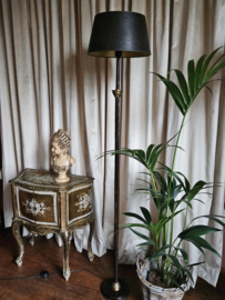 Vintage vloerlamp op getorste metalen voet met leren kap