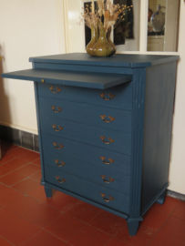 VERKOCHT Oude brocante blauwe ladekast met uitschuifbaar plateau