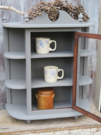 VERKOCHT Oud brocante houten vitrinekastje