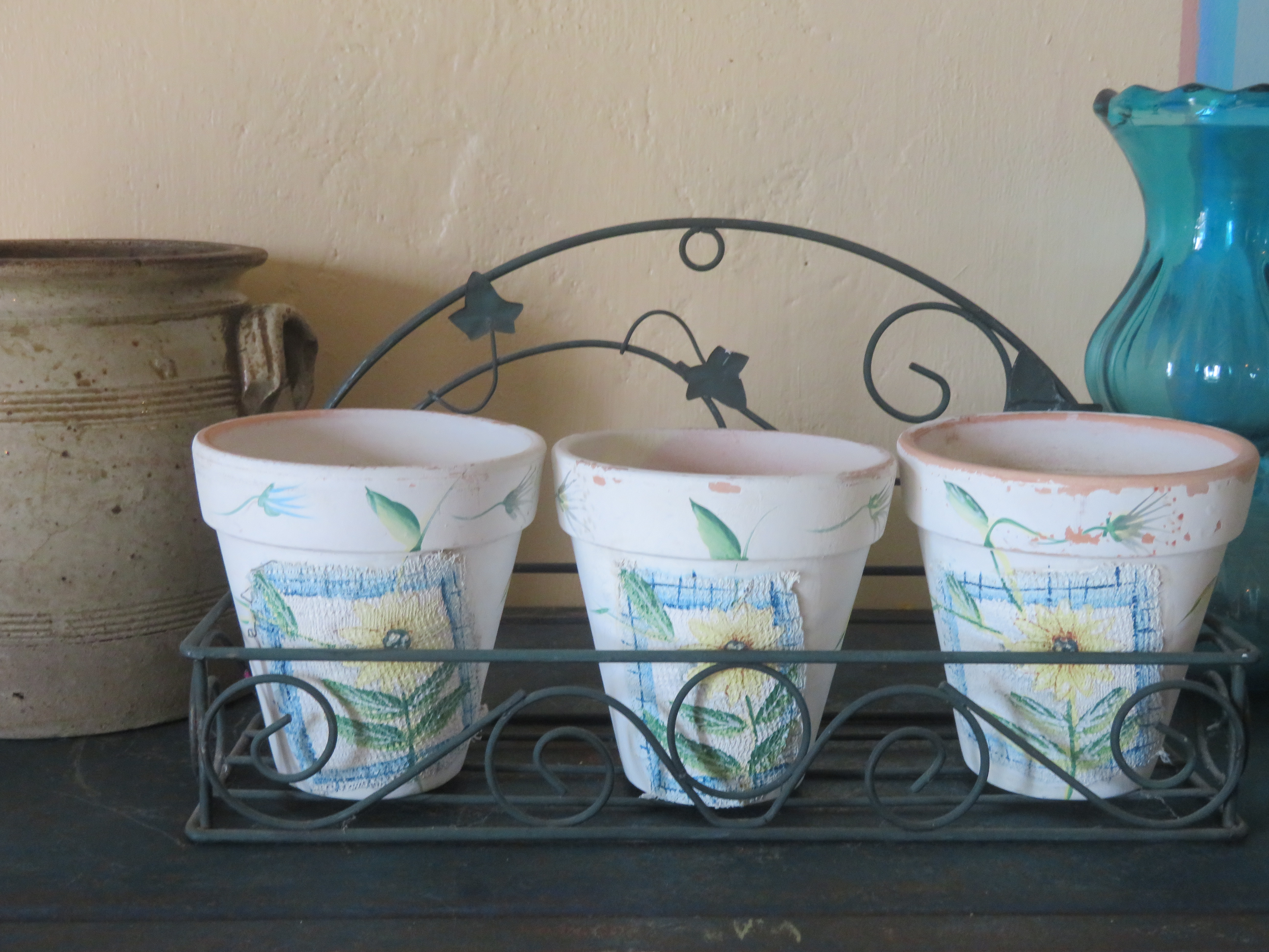 Brocante Frans metalen rek met 3 terracotta kruidenpotjes