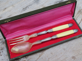 VERKOCHT Oud Frans slacouvert beige hoorn en zilver, in cassette