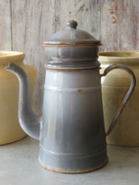 VERKOCHT Oude grijze emaille koffiepot met filter