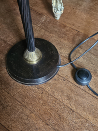 Vintage vloerlamp op getorste metalen voet met leren kap