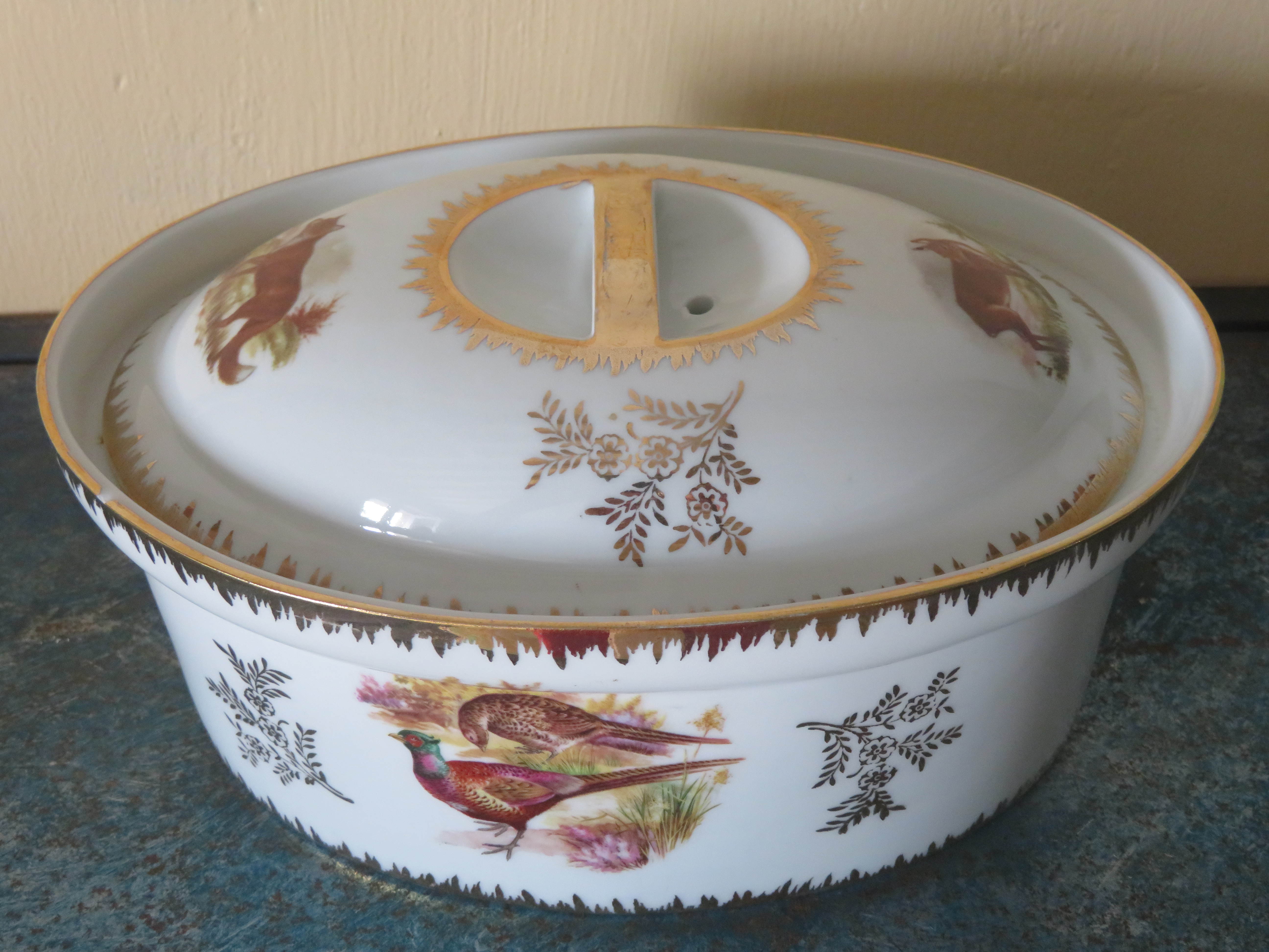 Oude Franse porseleinen terrine met wilddecor - ovenvast met deksel