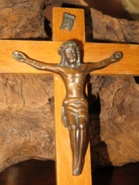 VERKOCHT Oud houten kruisbeeld crucifix met koperen jezusbeeld