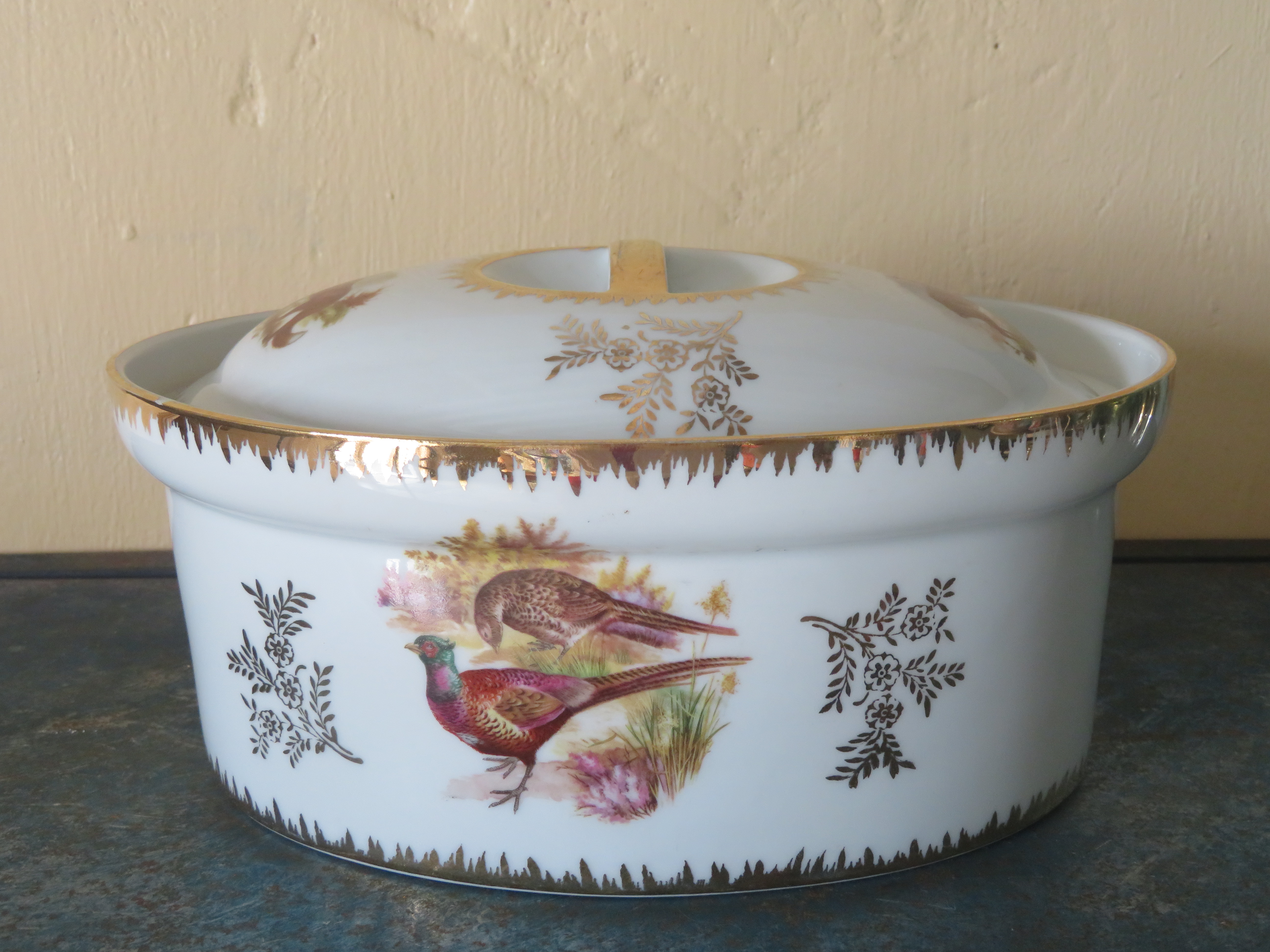 Oude Franse porseleinen terrine met wilddecor - ovenvast met deksel