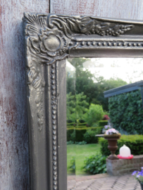 VERKOCHT Brocante oude spiegel in antracietgrijze barok lijst, 57x47cm