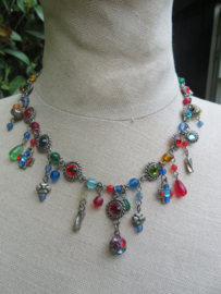 Vintage halsketting multicolour met steentjes en bedeltjes