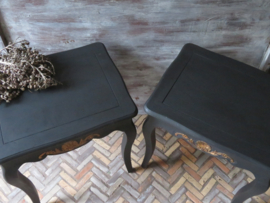 VERKOCHT Brocante zwarte houten nachtkastjes bijzettafels - set van 2