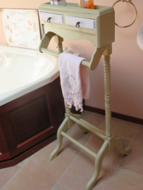 verkocht * Brocante staand houten badkamerrek handdoekenrek