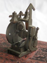 Miniatuur bronsmetalen uurwerk (puntenslijper)