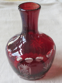Antieke karaf van Boheems kristal - robijnrood