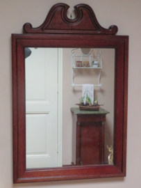 verkocht* Oude spiegel in notenhouten lijst, 72 x 47 cm